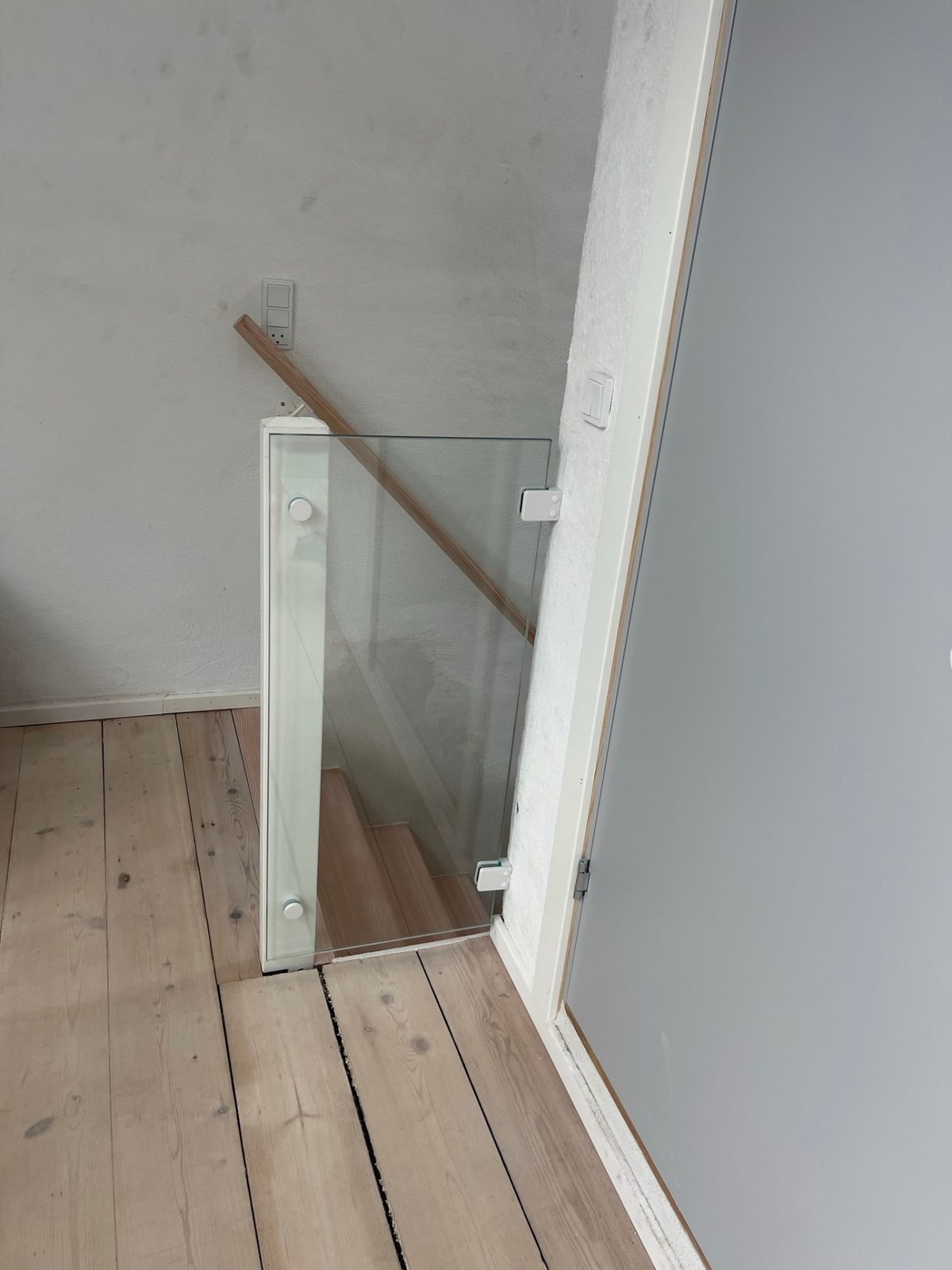 Glasværn ved indvendig trappe