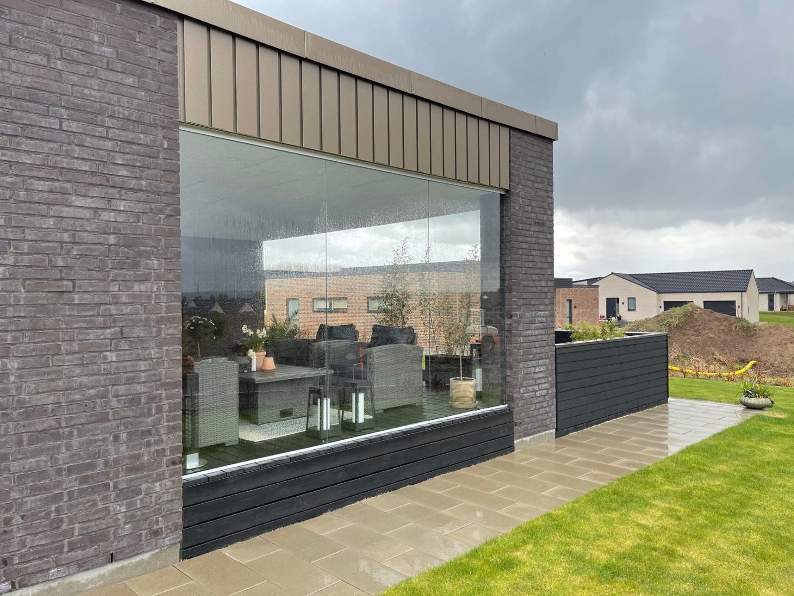 Stort fastmonteret glasparti i facade mod terrasse