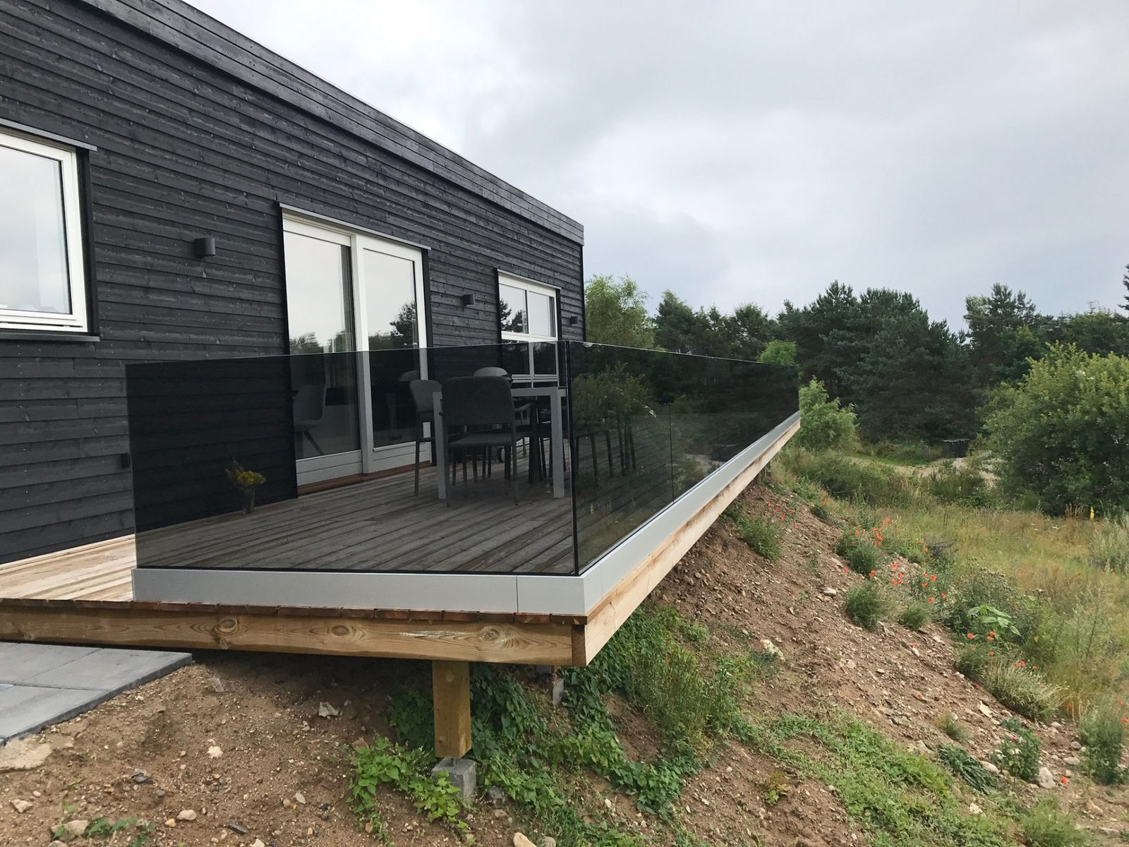 Glasværn i røgfarvet glas på terrasse, sommerhus ved klitter