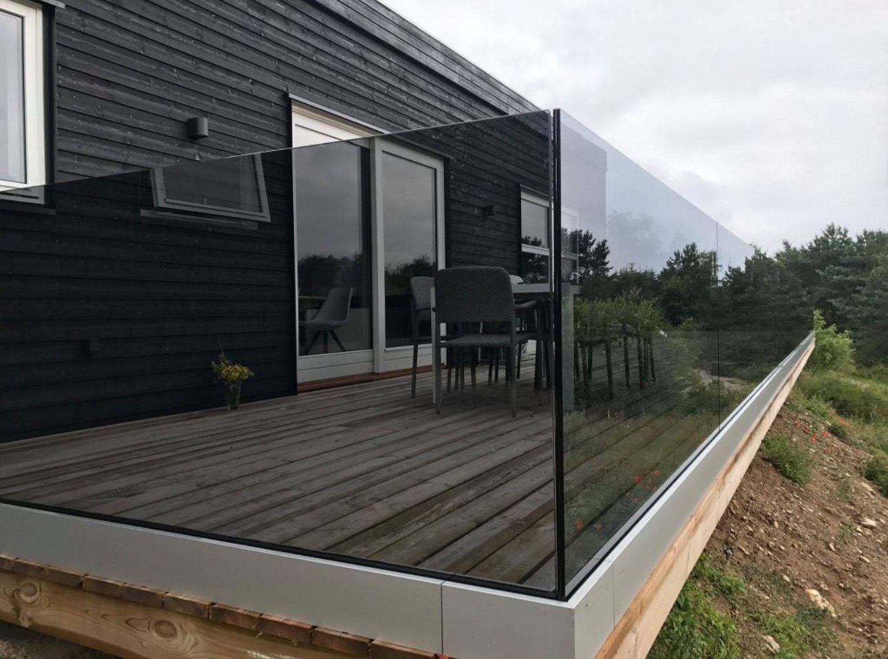Glasværn i røgfarvet glas på trædæk-terrasse