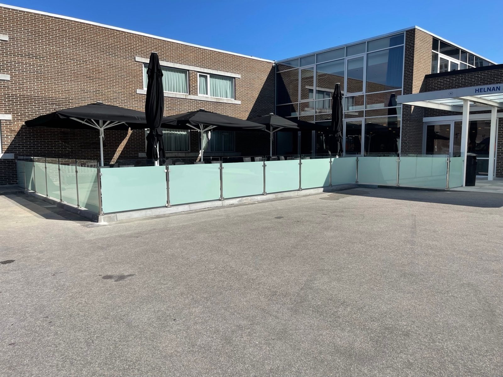 Glasværn i frostet glas, hotel-terrasse (Helnan)