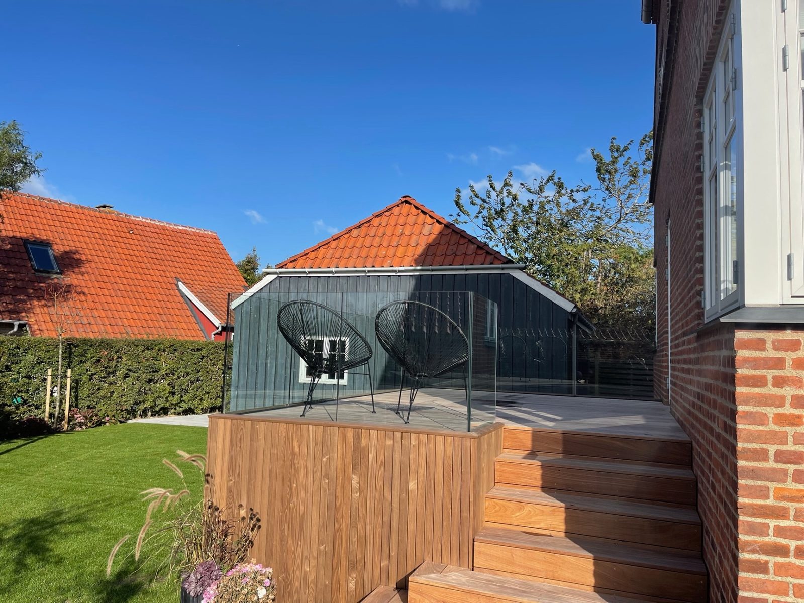 Glasværn i klart glas på terrasse med trædæk