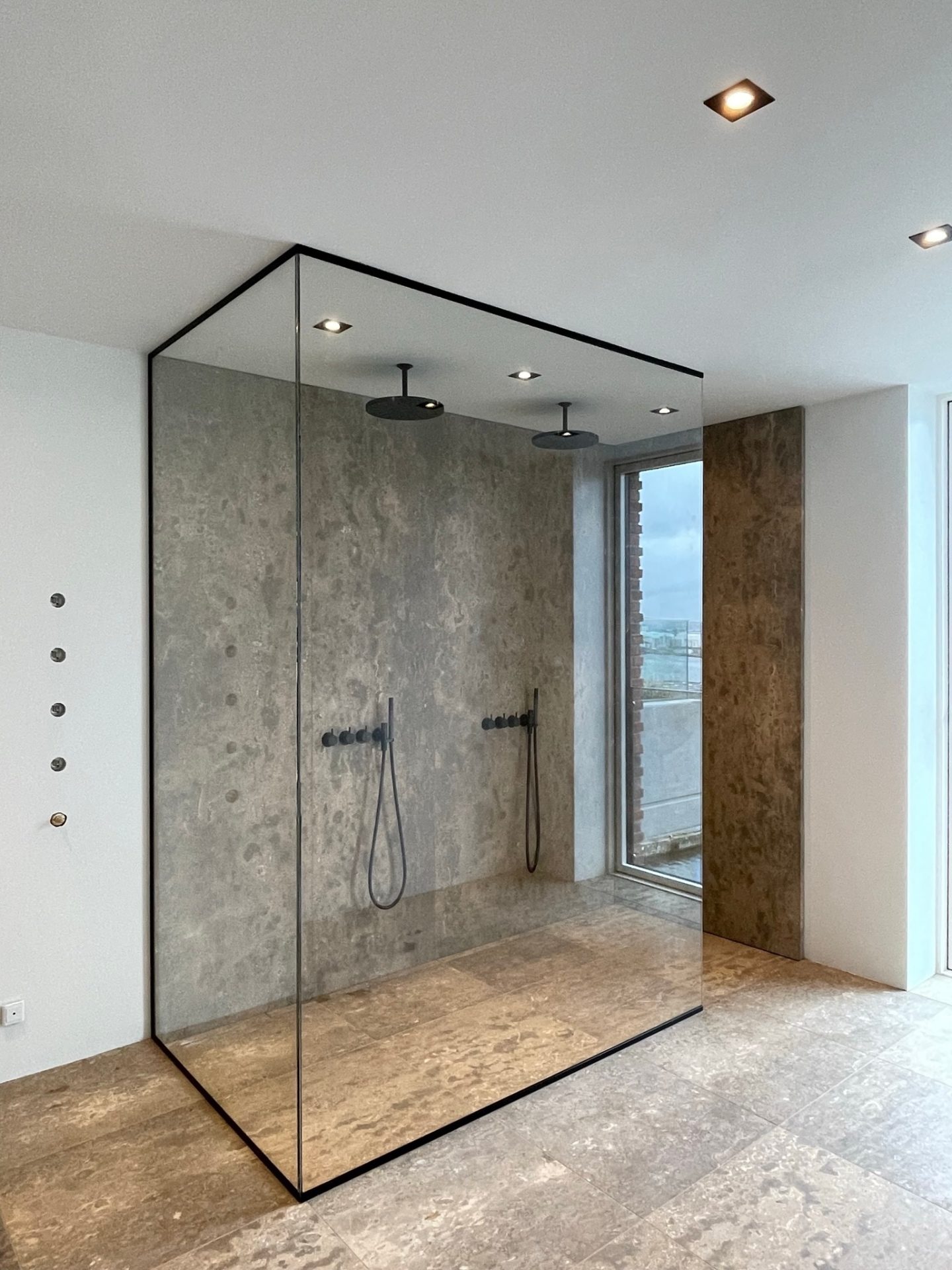 Gulv-til-loft brusekabine i klart glas