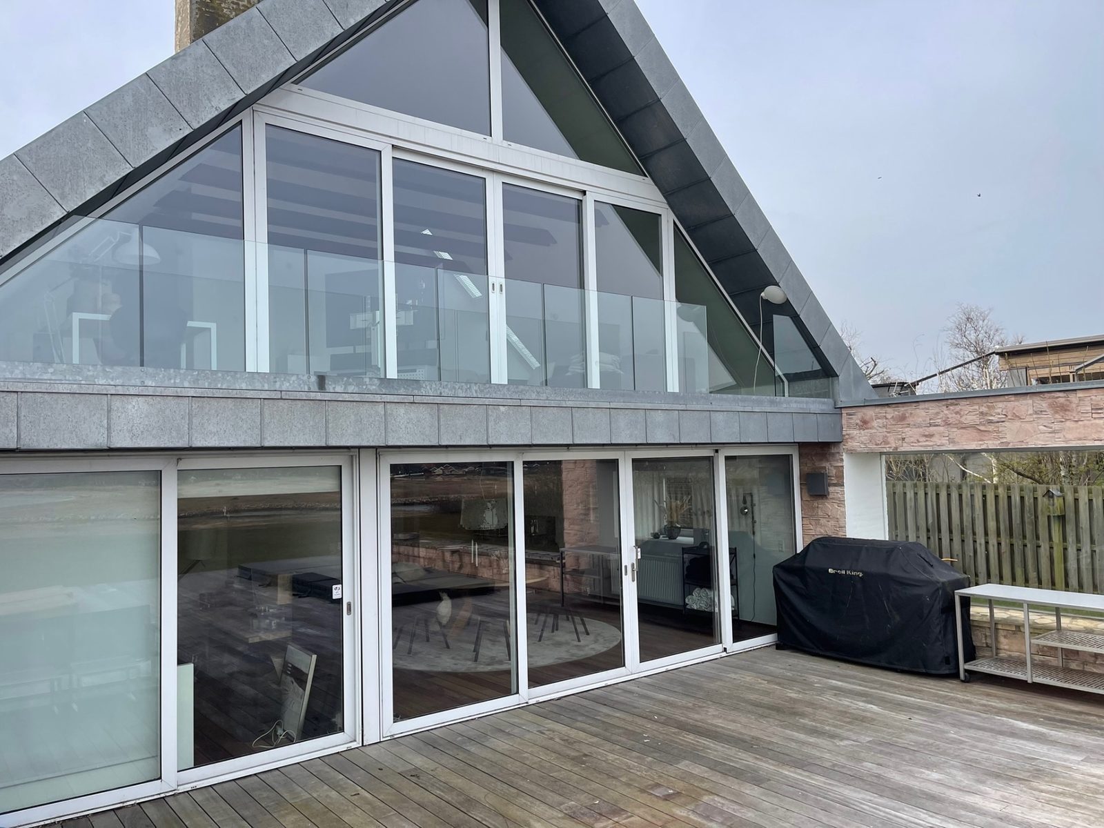 Glasværn på hævet altan, arkitekttegnet hus